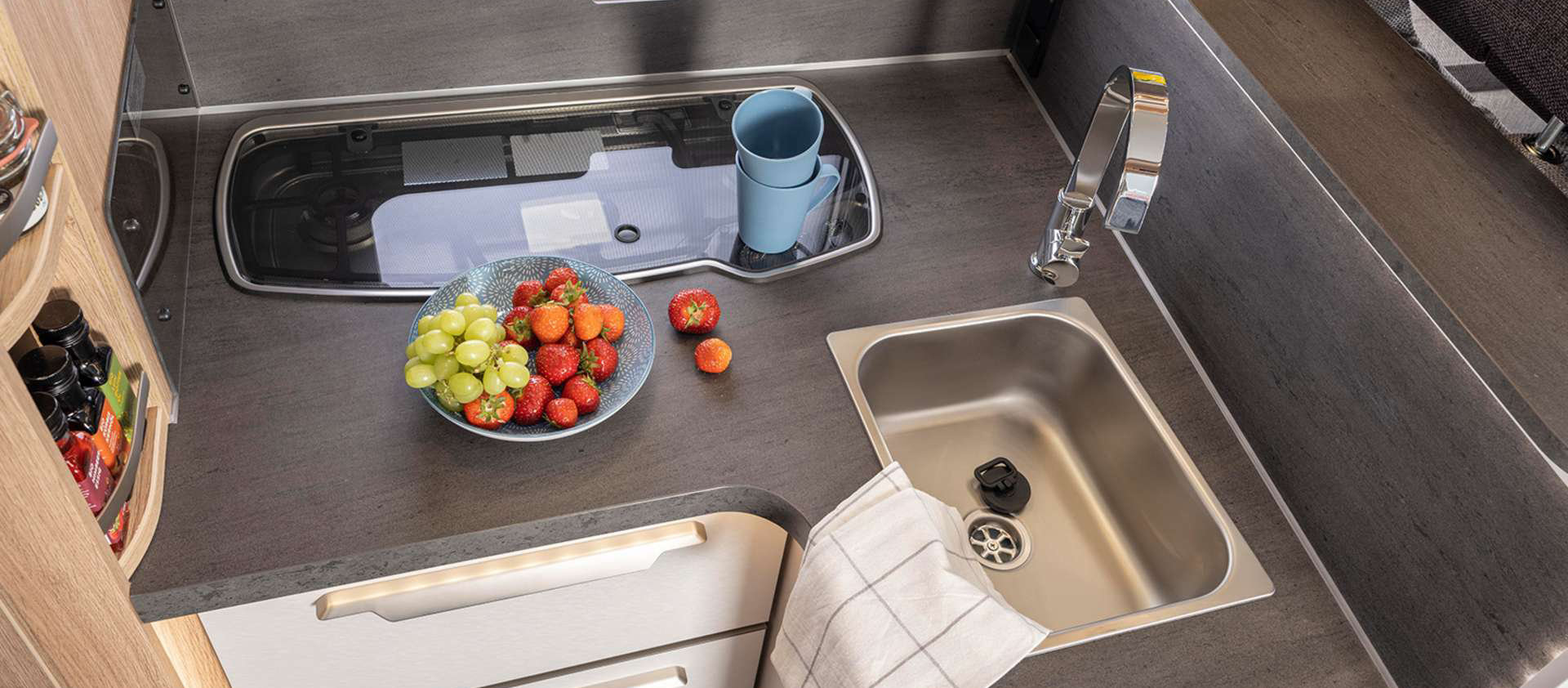 csm_kta-knaus-2021-2022-neuheiten-skyti-platinum-kueche_d093b93d96